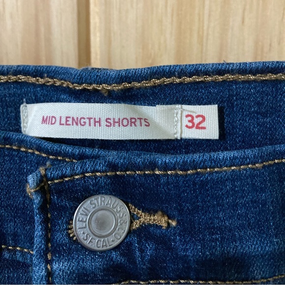 NWT - Levi’s women’s size 14/32 mid-length cuffed denim shorts - Picture 2 of 6